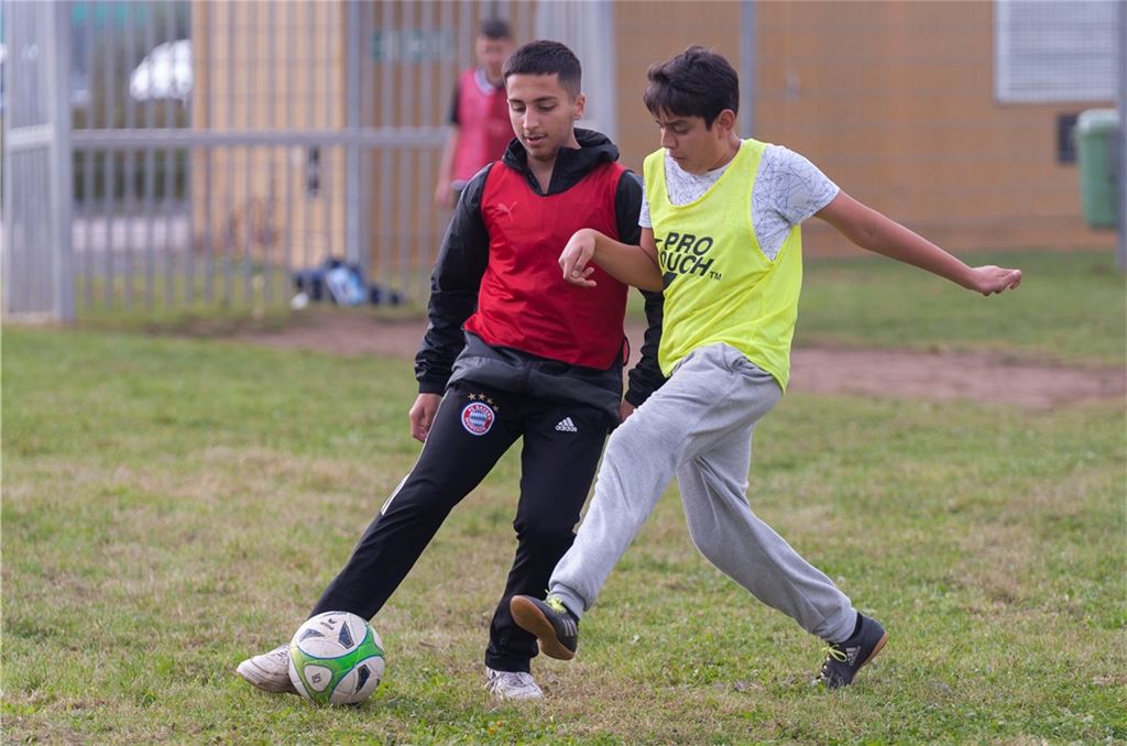 Jugendliche nutzen das Turnier am Jugendhaus, um zu kicken. Foto: Fotomoment