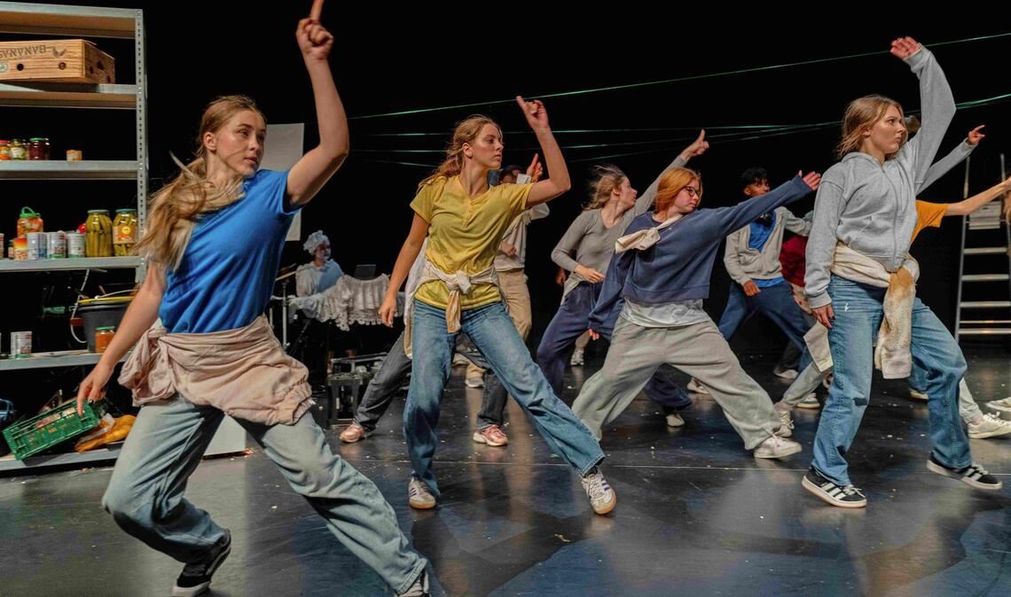 Jugendliche tanzen in der interdisziplinären Produktion „Zum Lachen in den Keller“. Mit dem Stück ist das Stuttgarter Theater Labyrinth zum Theatertreffen der Jugend in Berlin eingeladen.