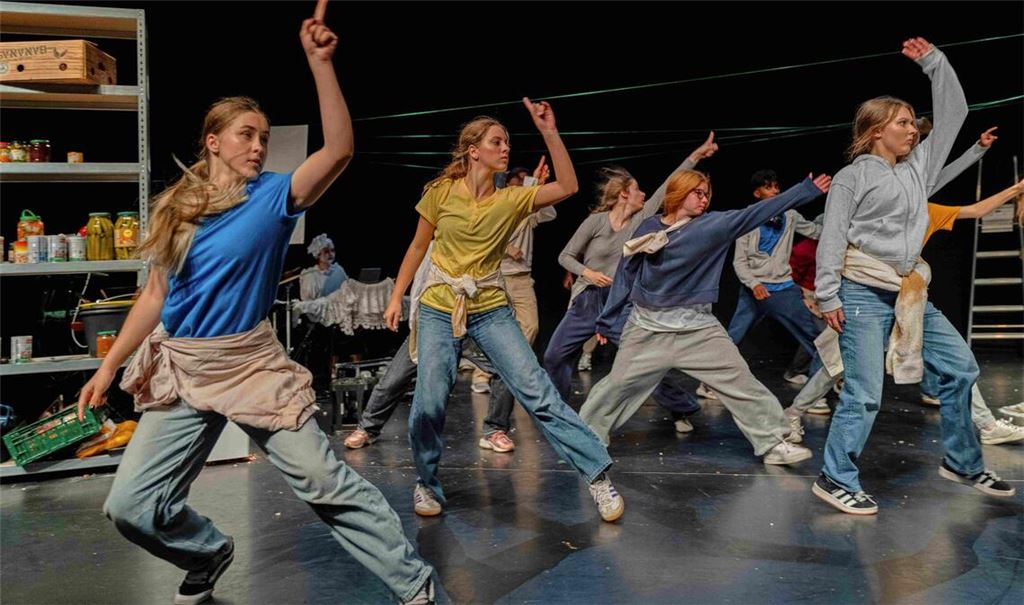 Jugendliche tanzen in der interdisziplinären Produktion „Zum Lachen in den Keller“. Mit dem Stück ist das Stuttgarter Theater Labyrinth zum Theatertreffen der Jugend in Berlin eingeladen.