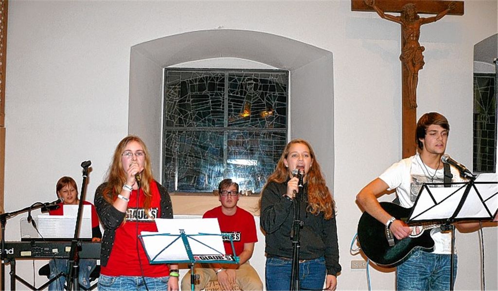 Jugendliche von der Lebens- und Glaubensschule Firemountain Training School (FTS) der Liebenzeller Mission gestalten die EC-Jugendwoche in der evangelischen Kirche in Dürrn. Foto: Dietrich