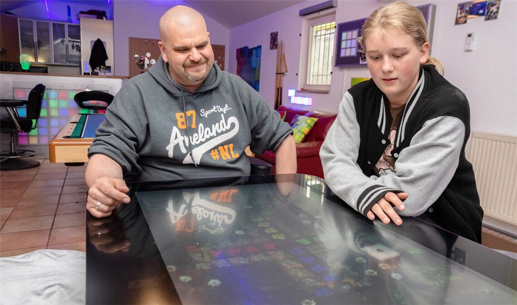 Jugendpfleger Gino Becht am digitalen Spieltisch mit einer Besucherin des Maulbronner Jugendraums. Foto: Fotomoment