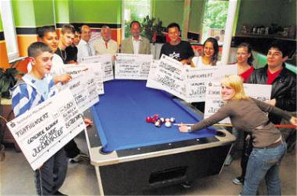 Jugendpflegerin Melanie Anthoni (re.)  hier bei einer Spendenübergabe  am Billardtisch im Illinger Jugendraum. Archivfoto: Fotomoment