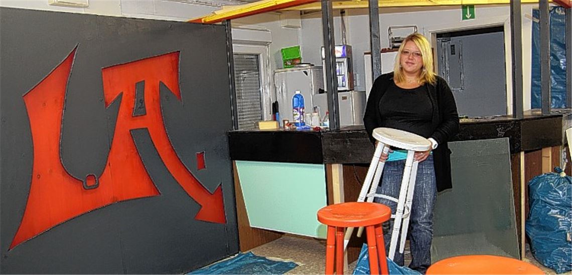 Jugendpflegerin Nathalie Pavan ist stolz auf die jungen Leute, die sich um die Gestaltung des neuen „Little Aize“ kümmern. Unter anderem entsteht gerade eine Theke.