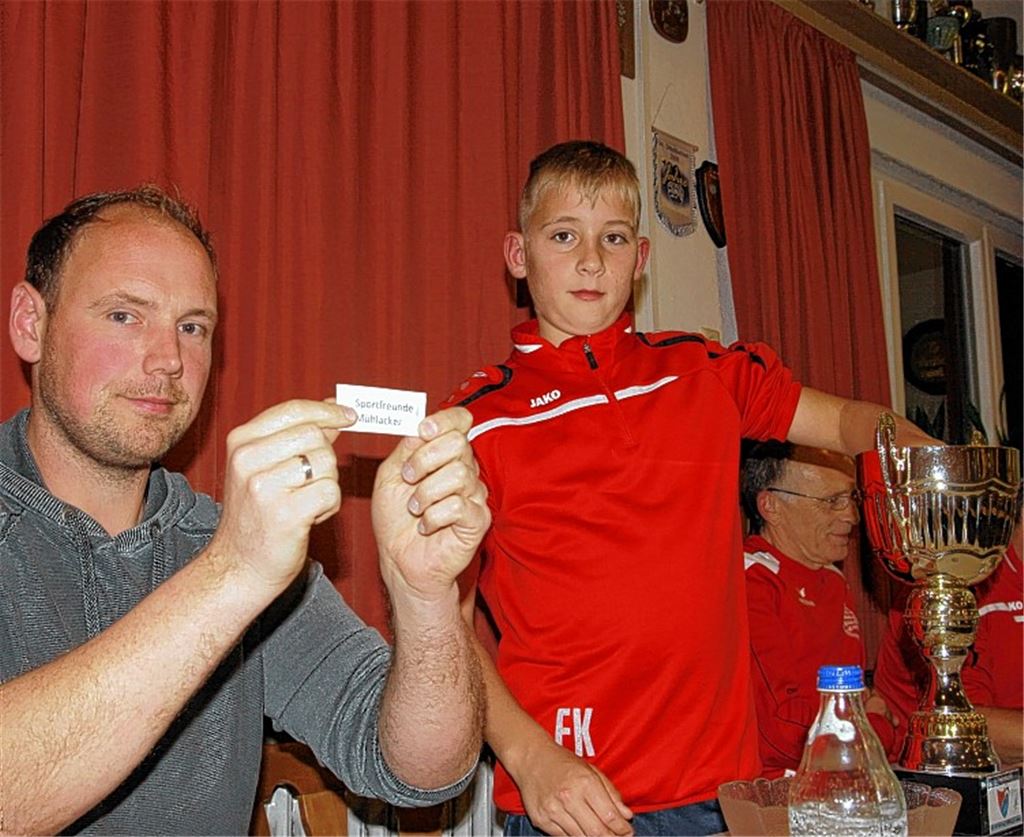 Vor dem Ball rollen die Kapseln