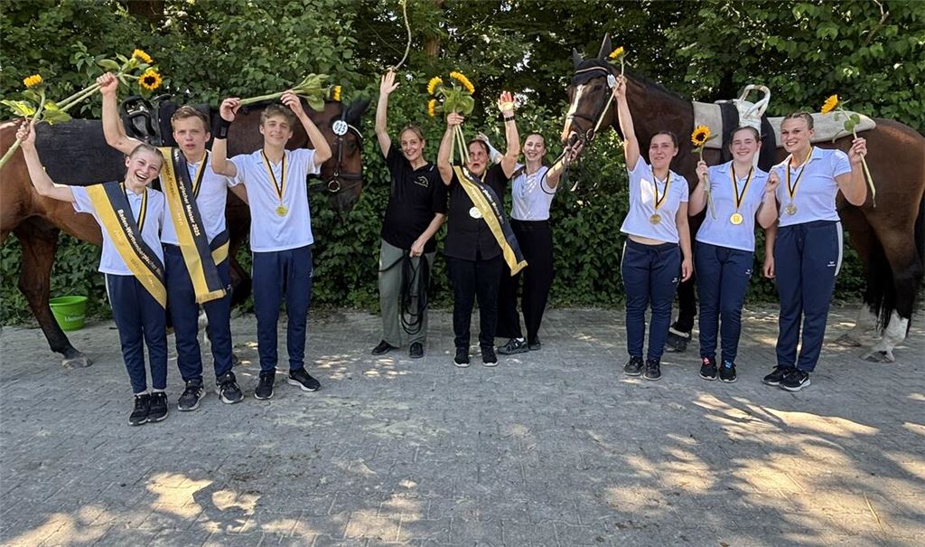Jule Genther, Tom und Hans Lehner, Antonia Adelhelm, Karin und Denise Kiontke, Paula Jungclaussen, Amelie Springer und Nina Jirsak (v. li.) mit Nectus und Däumling. Foto: privat