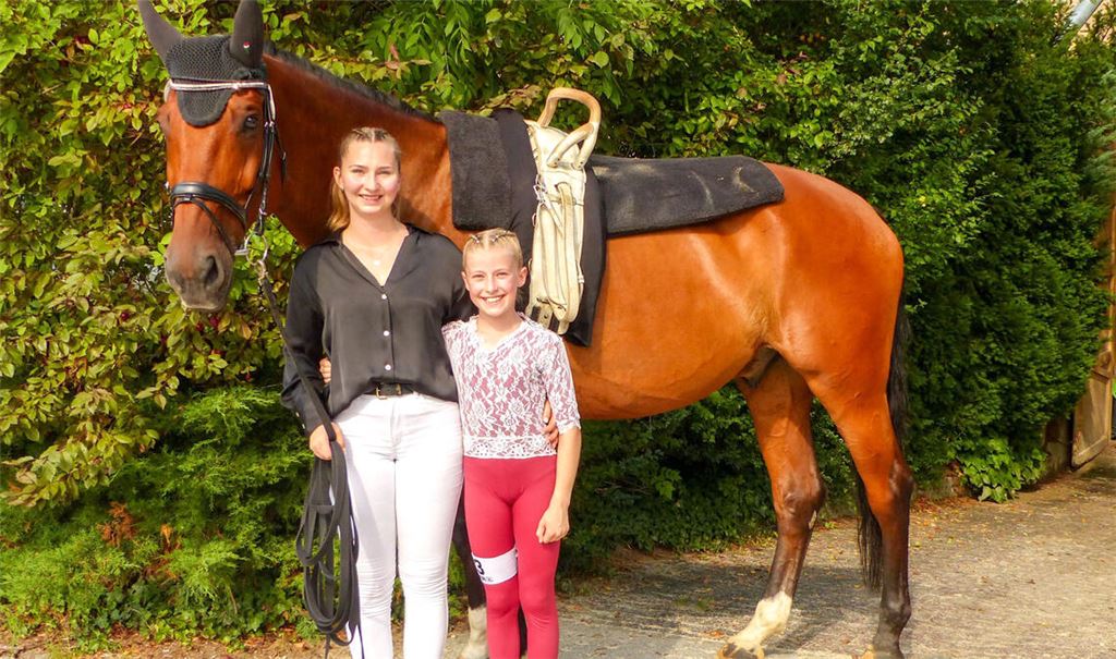 Jule Genthner und Denise Kiontke mit Pferd Nectus. Foto: Privat