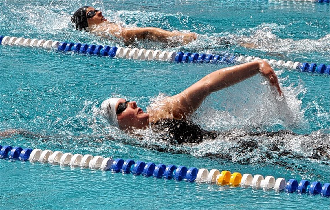 Jule Janson (unten) liefert für die Wasserfreunde Mühlacker einige starke Resultate. Hier schwimmt sie im offenen Finale über 100 Meter Rücken zu Rang vier.