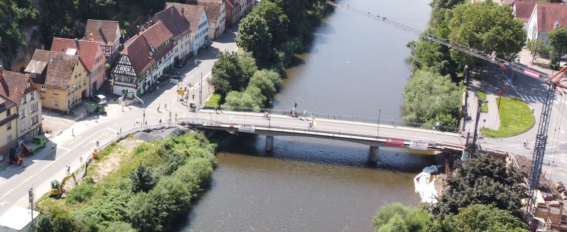 Juli 2021: Damals radeln die Triathleten von der Enzstraße über die Herrenwaagbrücke nach Pinache. Dieses Mal ist das wegen des Neubaus nicht möglich. Archivfoto: Schramm