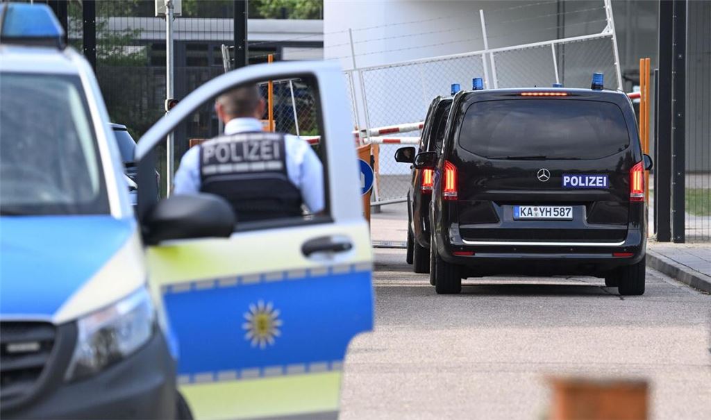 Juli 2025: Einsatzfahrzeuge der Polizei fahren auf das Gelände des Bundesgerichtshofes, wo ein mutmaßlicher Iran-Spion vorgeführt wurde.