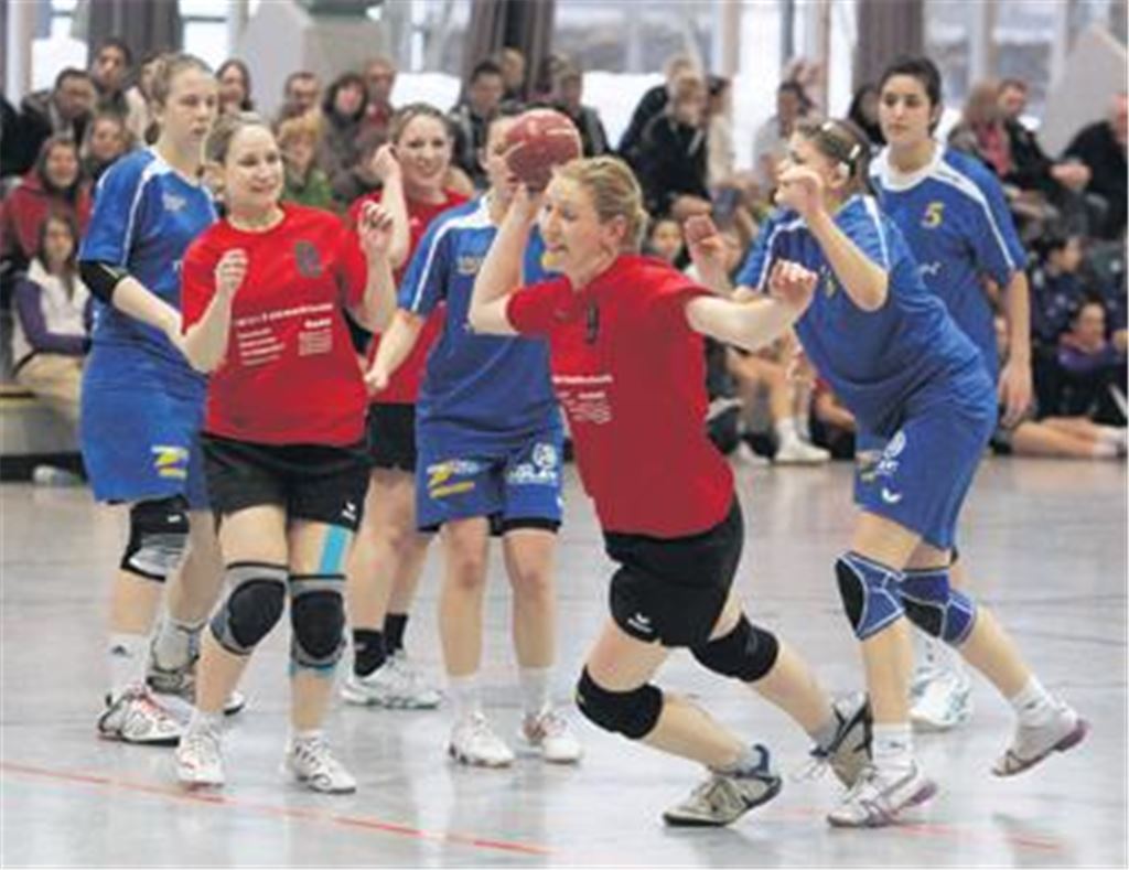 Julia Forler hat sich aus dem Rückraum durchgesetzt und erzielt gegen die SG Leonberg-Eltingen eines ihrer sechs Turniertore.
Foto: Eigner