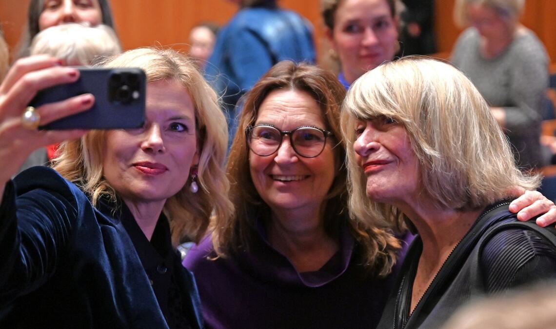 Julia Klöckner (v.l.-r., CDU), Bundestagspräsidentin, Mechthild Heil (CDU) und Frauenrechtlerin Alice Schwarzer lächeln für ein Selfie.