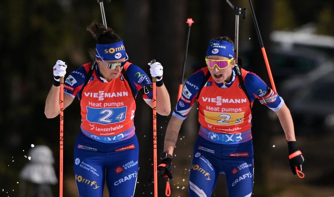 Julia Simon (l) streitet die Vorwürfe von Justine Braisaz-Bouchet (r) nicht mehr ab. (Archivbild)