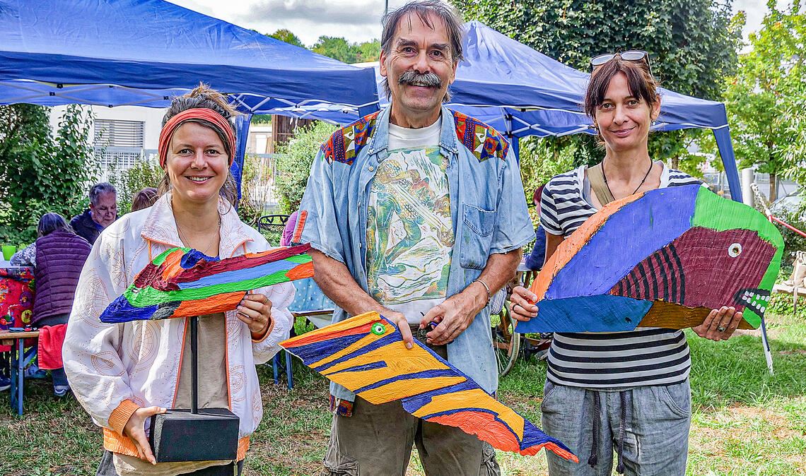 Julia Stephan, Eugen Schütz und Viola Beck (v.li.) haben am Wochenende gemeinsam mit Menschen, die von der Lebenshilfe Vaihingen-Mühlacker betreut werden, an einem Kunstprojekt gearbeitet, das perspektivisch auch öffentlich gezeigt werden soll.