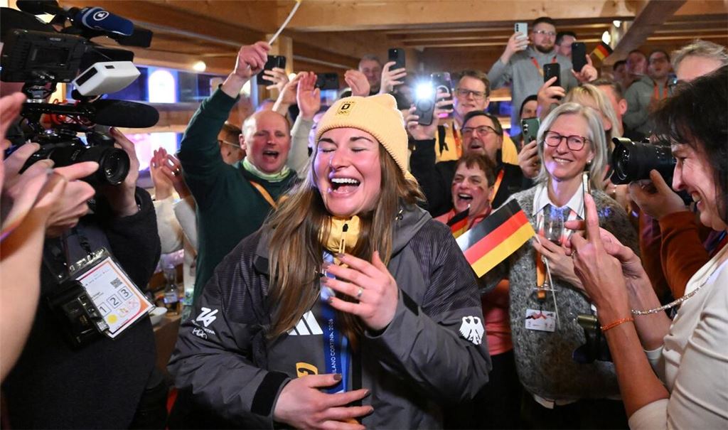 Julia Taubitz bei der Gold-Feier im Deutschen Haus in Cortina d’Ampezzo.