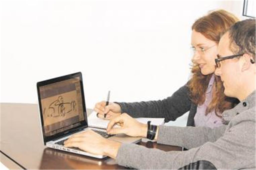 Julia Vogel und Janosch Contag begutachten die jüngsten Entwürfe für den Pforzheimer Rennwagen.Foto: Goertz