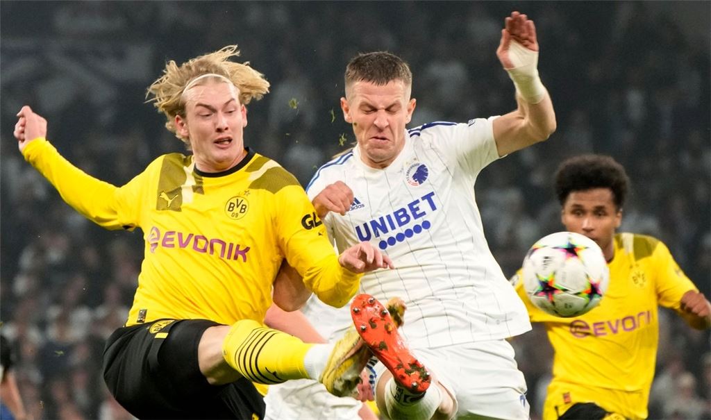 Julian Brandt (l) im Zweikampf mit Denis Vavro.