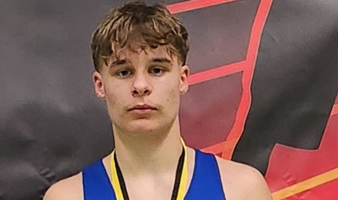 Julian Hotz mit Urkunde und Medaille.