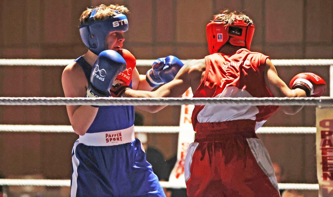 Julian Hotz vom Boxring Ötisheim (li.) in seinem Kampf gegen Berat Cebici aus Giengen.