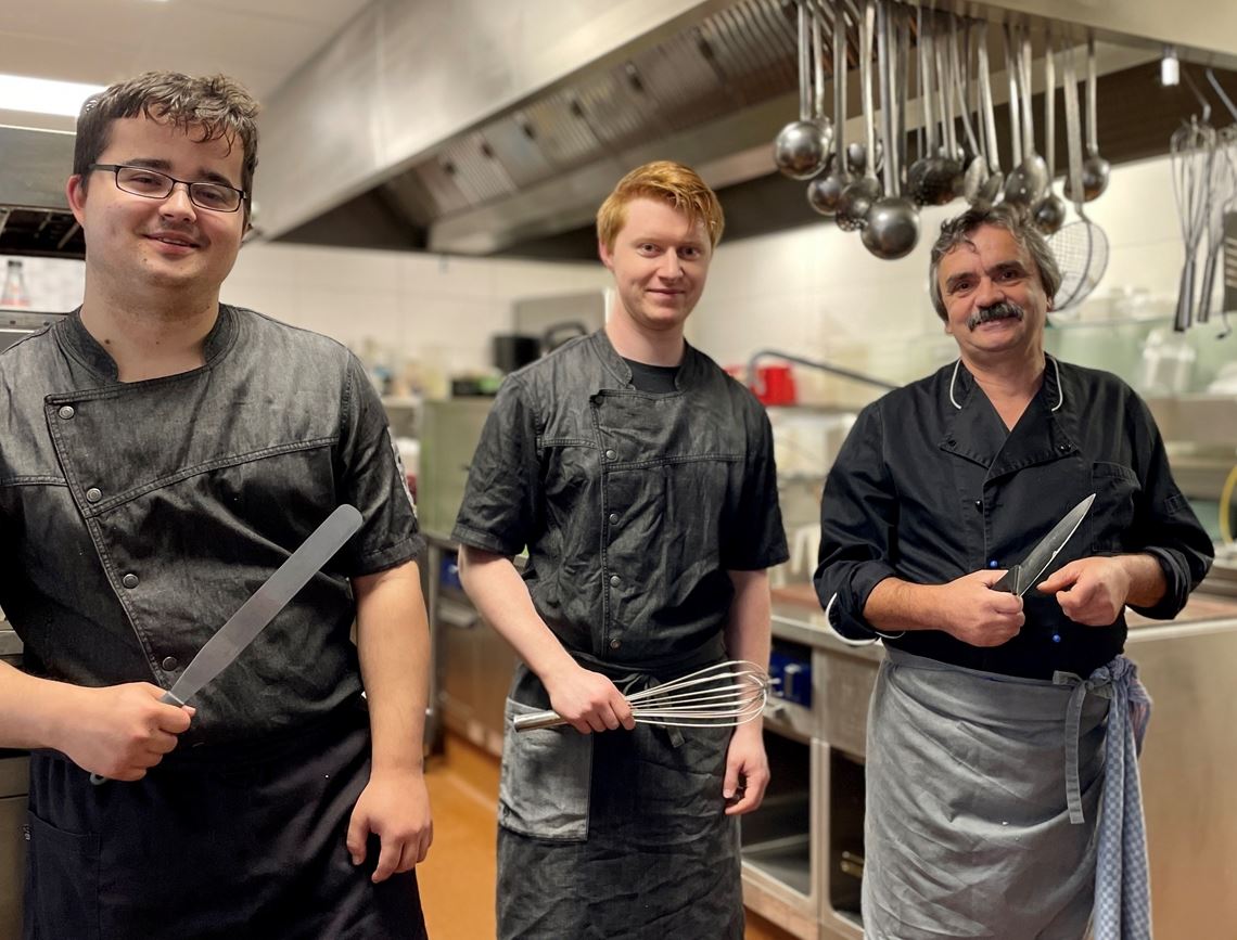 Julian Kalytta, Adrian Thiem und Chefkoch Klaus Wöhr (v. li.) kümmern sich in der Küche um das leibliche Wohl der Gäste, die Servicekraft Andrea Burger betreut.Friedrich