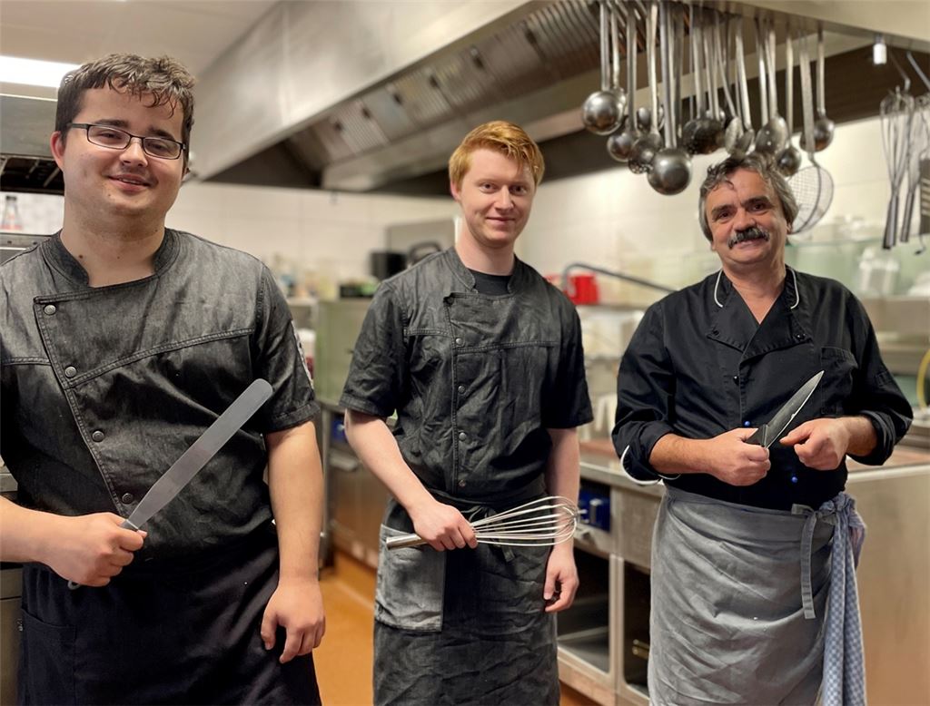 Julian Kalytta, Adrian Thiem und Chefkoch Klaus Wöhr (v. li.) kümmern sich in der Küche um das leibliche Wohl der Gäste, die Servicekraft Andrea Burger betreut.Friedrich
