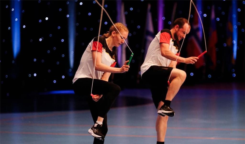 Julian Kilgus bei den Europameisterschaften in der Disziplin „Single Rope Pair Freestyle“ zusammen mit seiner Mannschaftskollegin Maria Erb.
