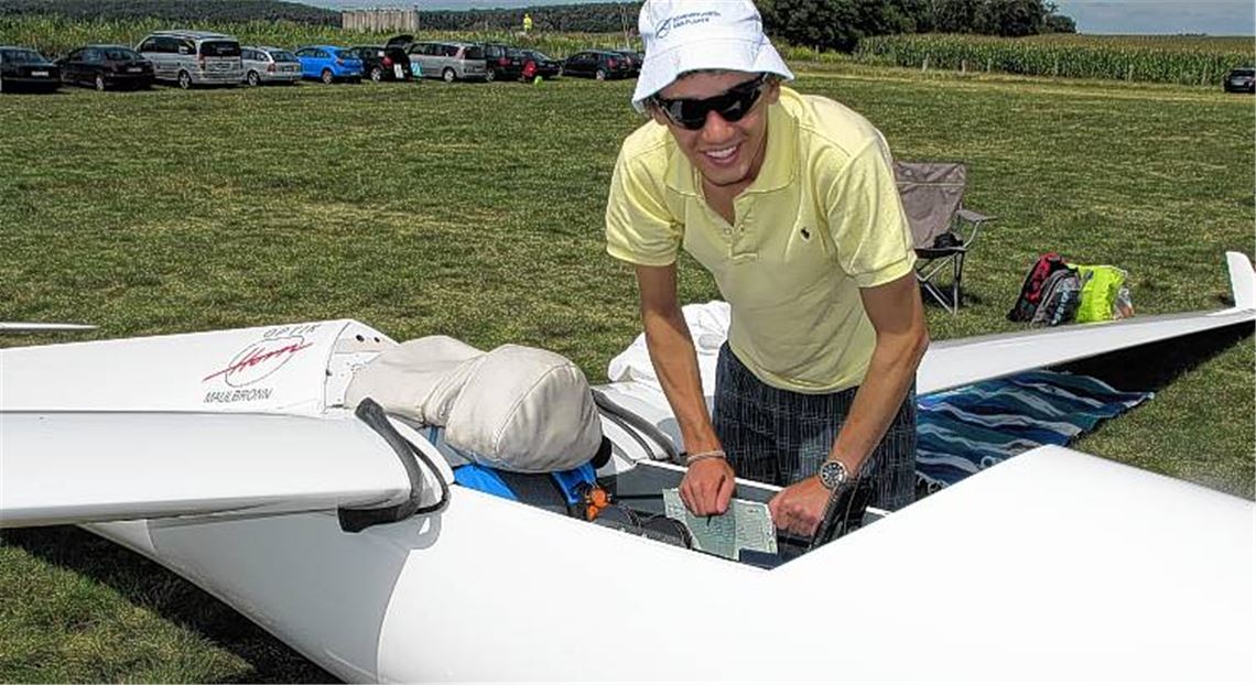 Julian Klemm macht sich bereit für seinen Flug. Seine Libelle 201-B wurde bereits 1967 gebaut, aber in der Clubklasse hat man dank Handicap-System auch mit älteren Flugzeugen eine Chance Foto: privat