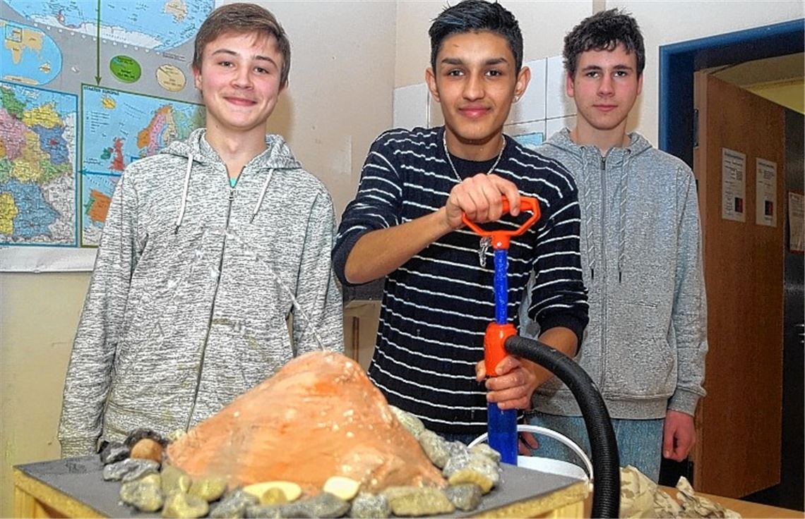 Julian Kremer, Enver Gashe und Moritz Müller (v.li.) zeigen anschaulich, wie ein Geysir funktioniert.