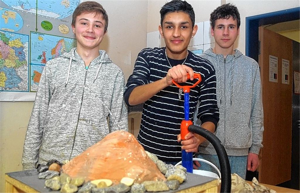 Julian Kremer, Enver Gashe und Moritz Müller (v.li.) zeigen anschaulich, wie ein Geysir funktioniert.