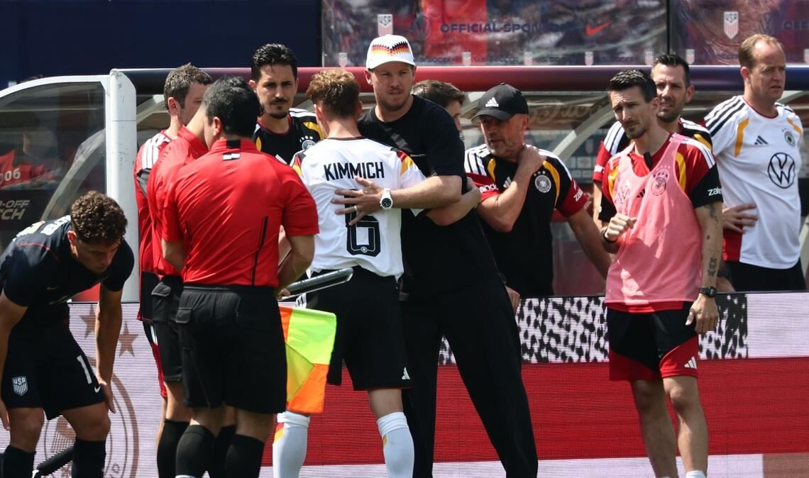 Julian Nagelsmann bedankt sich bei Joshua Kimmich.