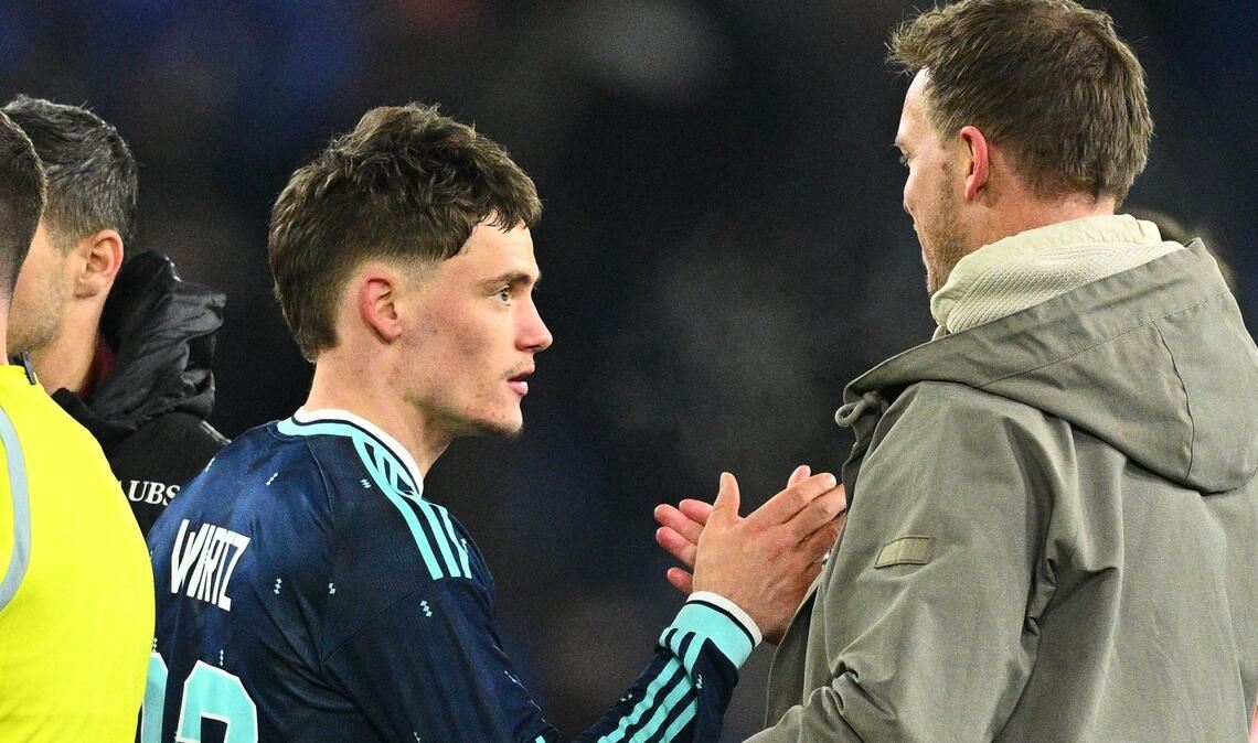 Julian Nagelsmann bedankt sich nach dem Sieg bei Matchwinner Florian Wirtz