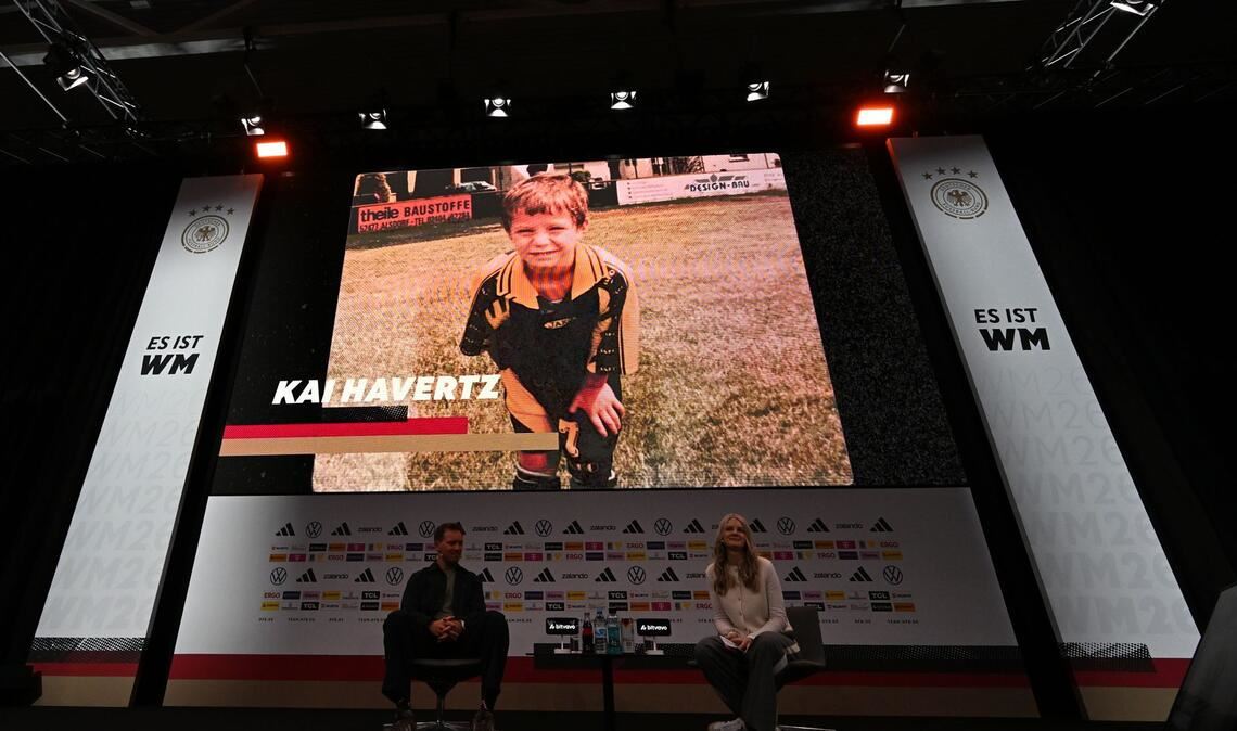 Julian Nagelsmann (l) lobt Kai Havertz bei der WM-Nominierung in einem Video, das den Arsenal-Profi (oben) als kleinen Jungen zeigt. (Archivbild)