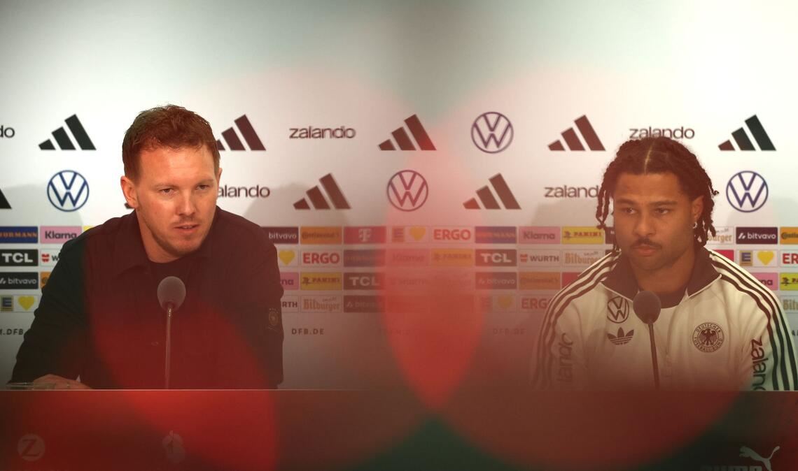 Julian Nagelsmann (l) und Serge Gnabry sprechen bei der DFB-Pressekonferenz.