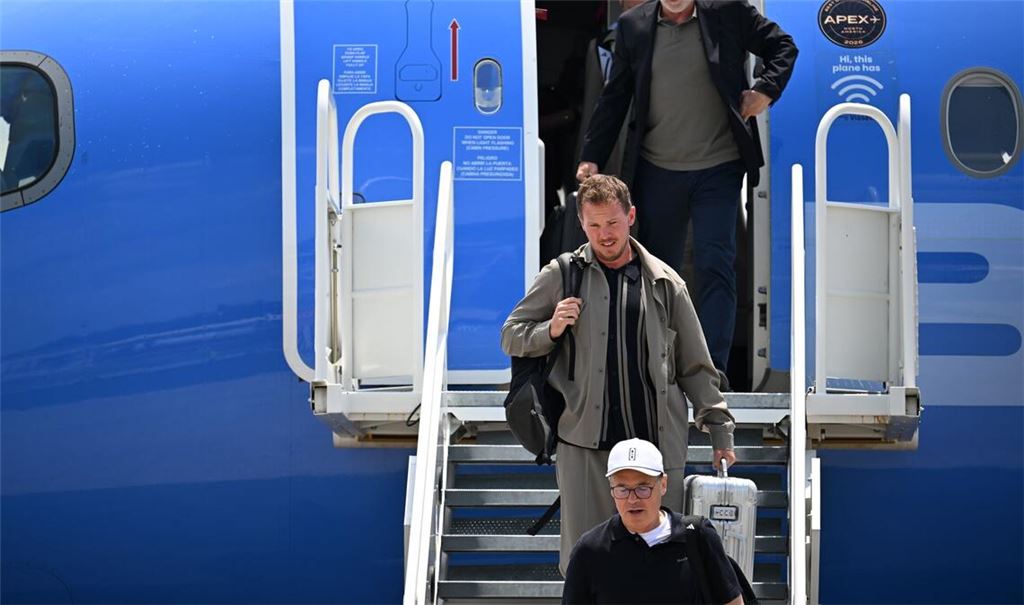 Julian Nagelsmann und Rudi Völler verlassen das Flugzeug in Winston-Salem.