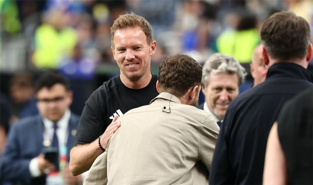 Julian Nagelsmann und Thomas Müller treffen sich vor dem Spiel.