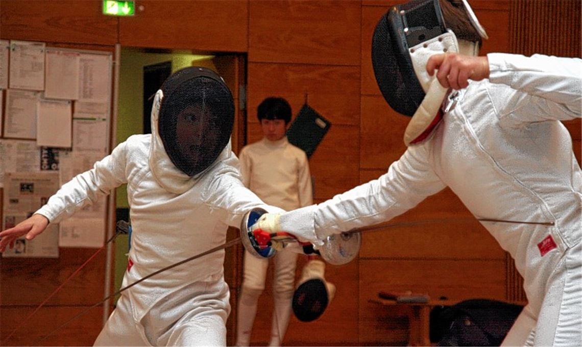 Julian Schmid (li., mit dem Degen) vom SV Illingen gehört zu den besten Fechtern seines Jahrgangs 2001 in Württemberg: aktuell Führender der Florett-Rangliste, Vierter der Degen-Rangliste. 