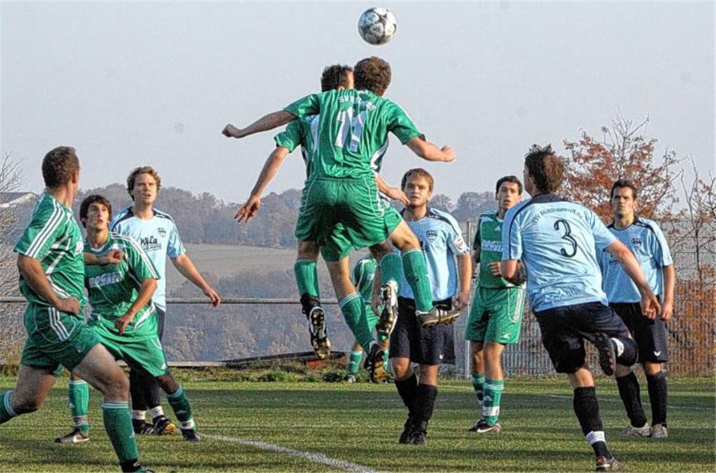Julian Schreder (Mitte, Nummer 11) steigt hoch und köpft das 1:0 für Iptingen. Die frühe Führung nach nur etwas mehr als fünf Minuten spielt dem Tabellenführer in die Karten. Fotos: Eigner