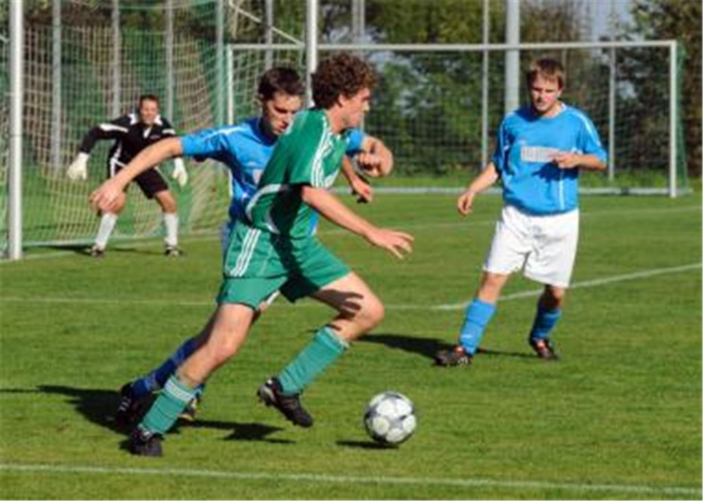Julian Schreder (in Grün, hier gegen den TSV Mühlhausen) ist einer der Kandidaten für das Sturmzentrum beim SV Iptingen.
Archivfoto: Fotomoment