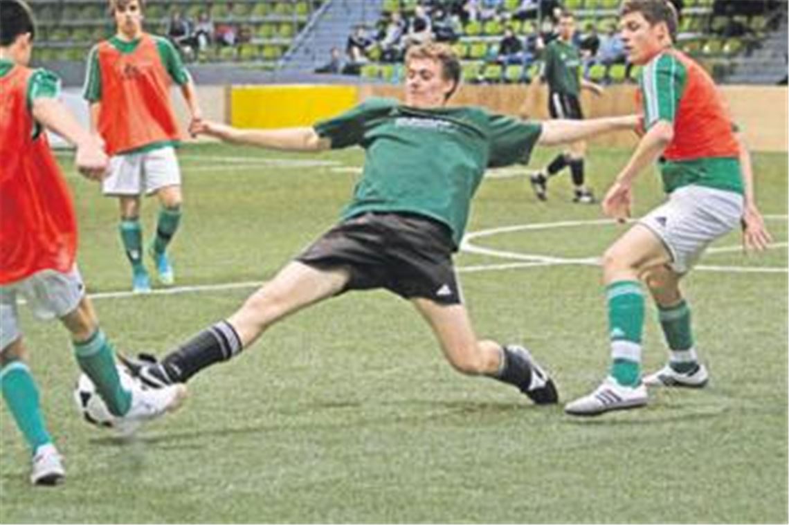 Julian Schreder macht sich lang. Gegen den GSV Maichingen V bereitet er auf dem Kunstrasenteppich im Sindelfinger Glaspalast den Ausgleich für Iptingen vor. Foto: Eigner