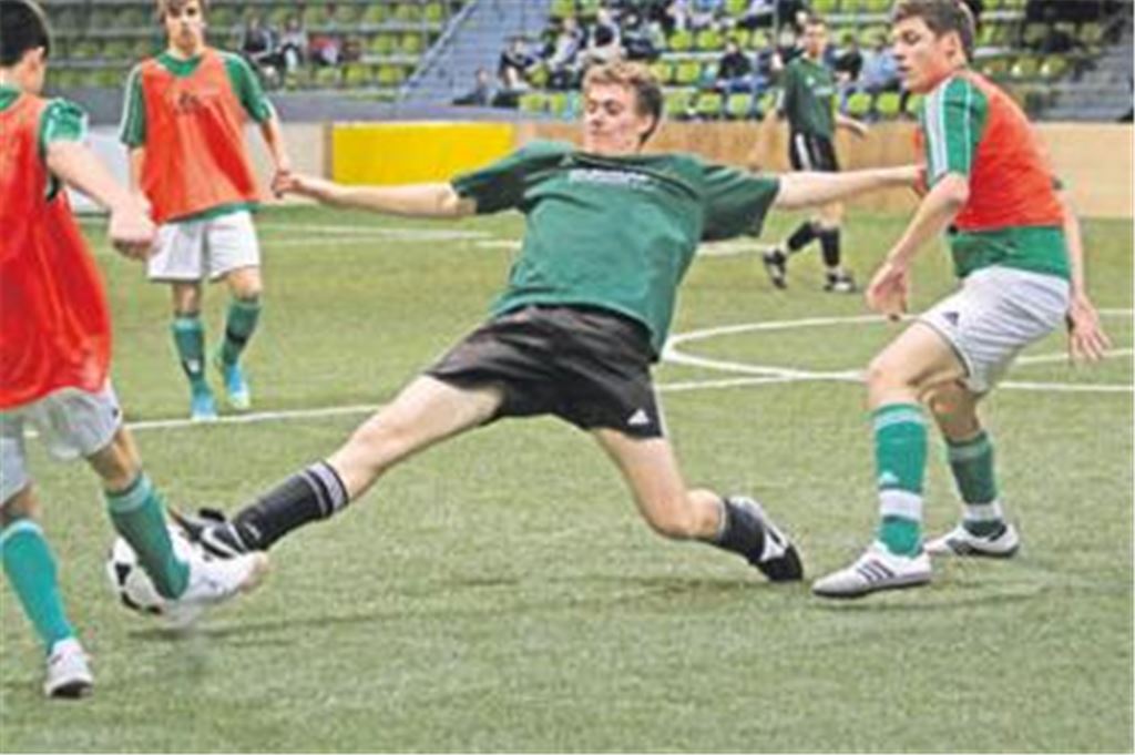 Julian Schreder macht sich lang. Gegen den GSV Maichingen V bereitet er auf dem Kunstrasenteppich im Sindelfinger Glaspalast den Ausgleich für Iptingen vor. Foto: Eigner