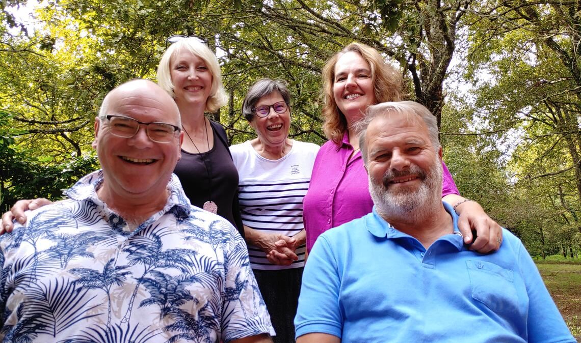 Savoir-vivre ganz ohne Maultaschen Juliane Deyhle-Beaumont (hinten, Bildmitte) freut sich, wie auf diesem Erinnerungsfoto, in Mézos immer über Besuch von ehemaligen Schülern und anderen Gästen aus Mühlacker. Foto: privat