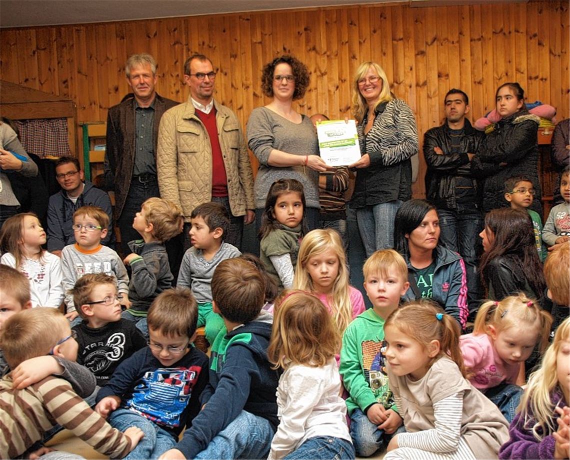 Juliane Krohn (3.v.li.) übergibt das Zertifikat an Kita-Leiterin Birgit Siewert. Foto: Appich