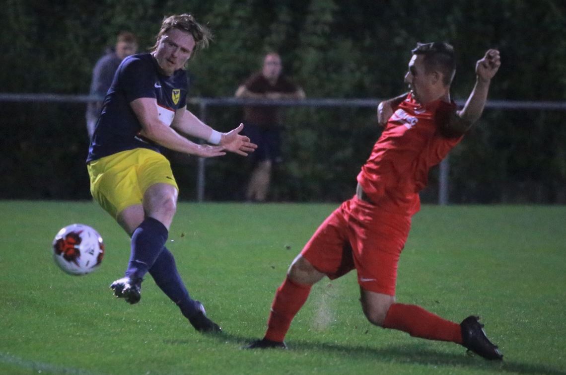 Julius Stotz erzielt das 2:2. Foto: Huber