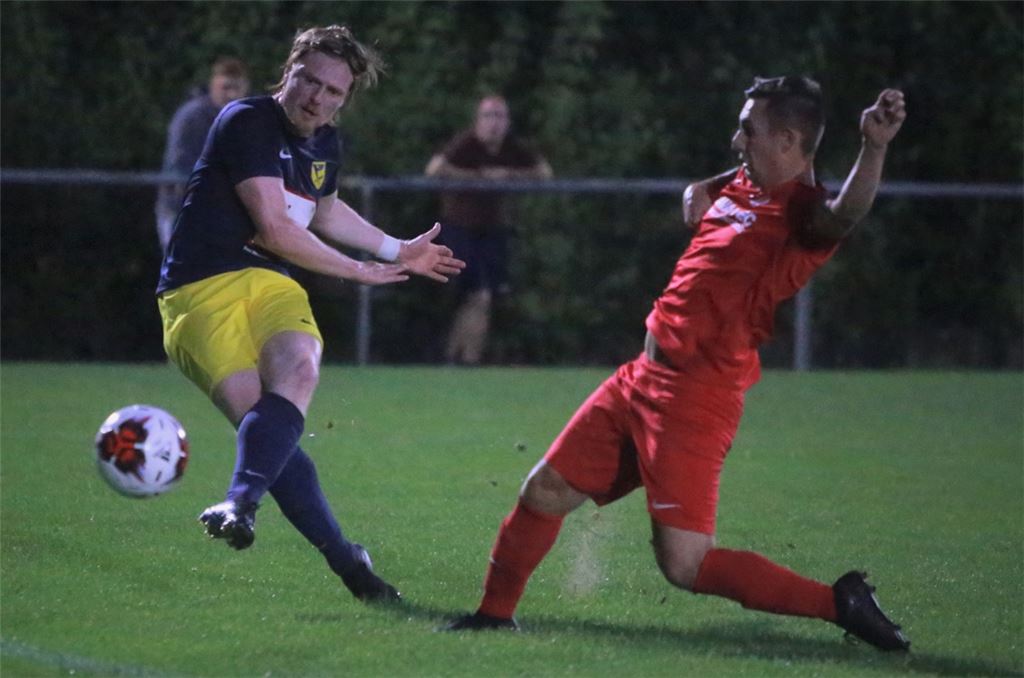 Julius Stotz erzielt das 2:2. Foto: Huber