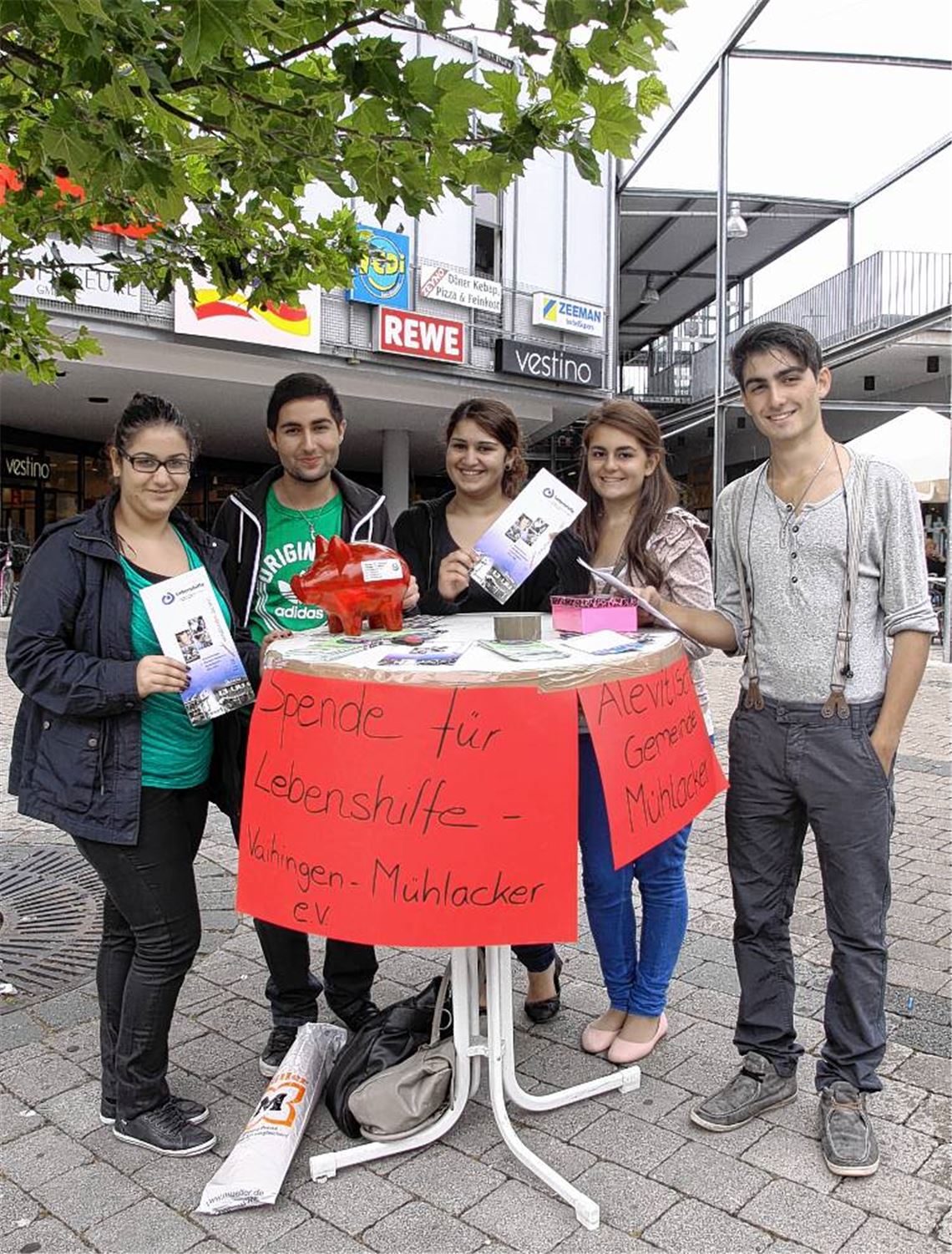 Jung, engagiert und hilfsbereit. 