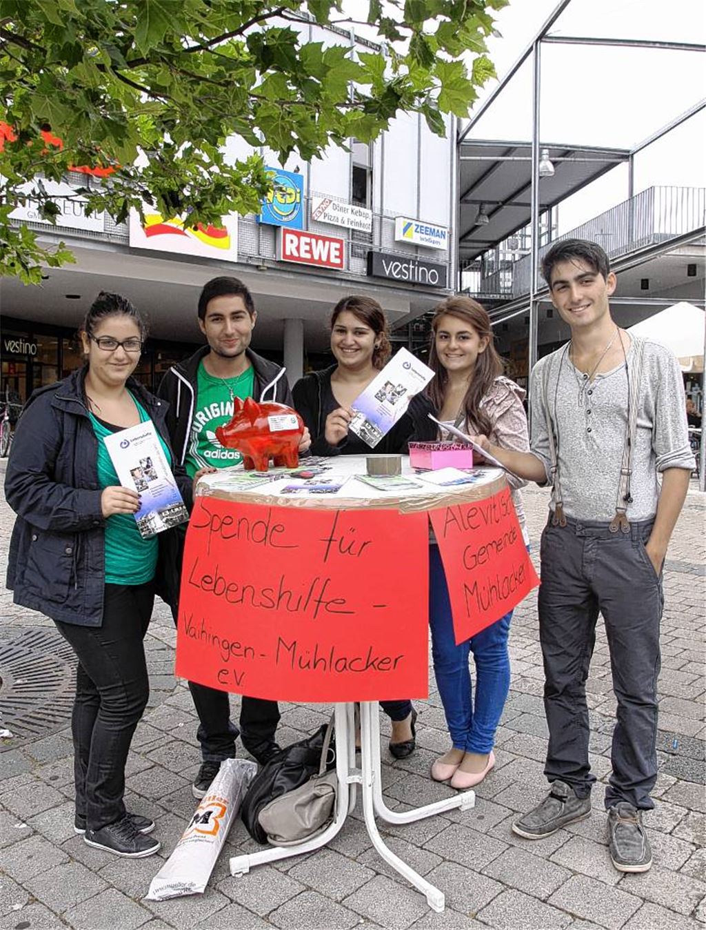 Jung, engagiert und hilfsbereit. 