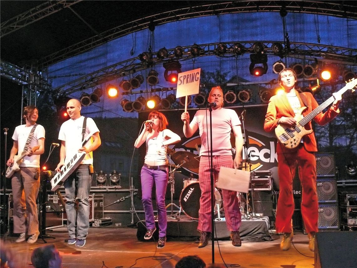 Jung, frech und mit viel Power: die Coverband Knutschfleck.