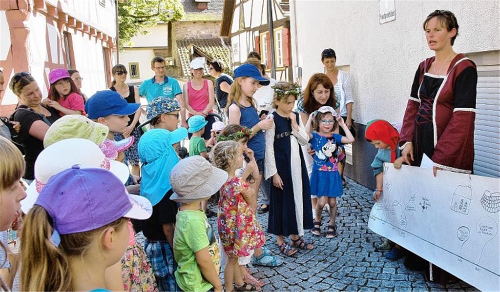 Kinder lernen ihre Dorfgeschichte