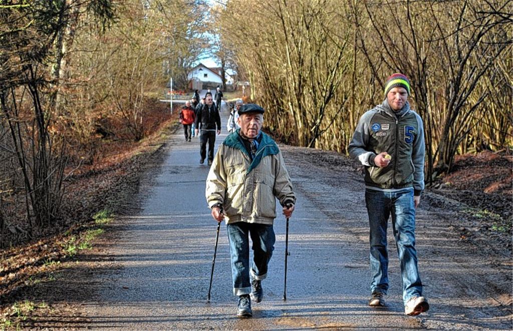 Jung und Alt machen sich gemeinsam auf Schusters Rappen auf den Weg. Drei Wanderstrecken stehen zur Wahl. Fotos: Stahlfeld