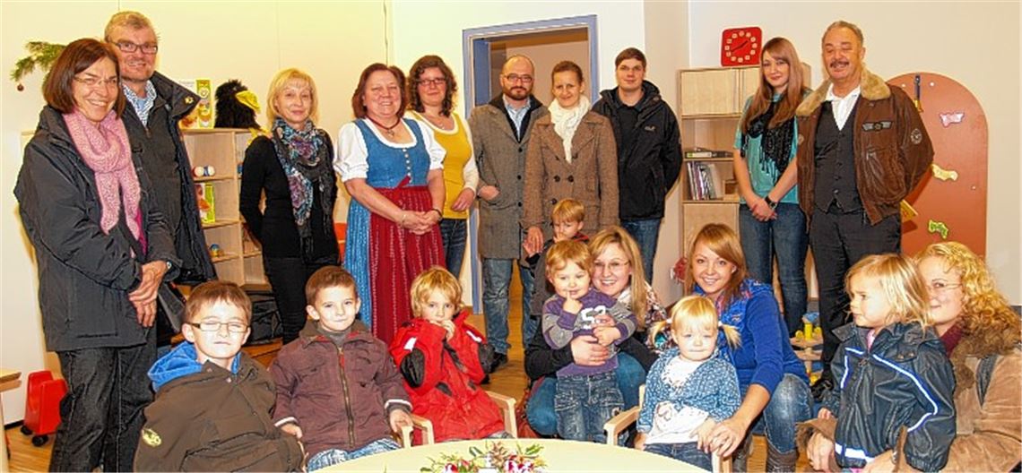 Jung und Alt sind rundum begeistert von dem neuen Domizil: In der Mitte Barbara Fix (im Dirndl), daneben Erzieherin Claudia Müller, hinten im grünen Pulli Erzieherin Olga Weißkerber.