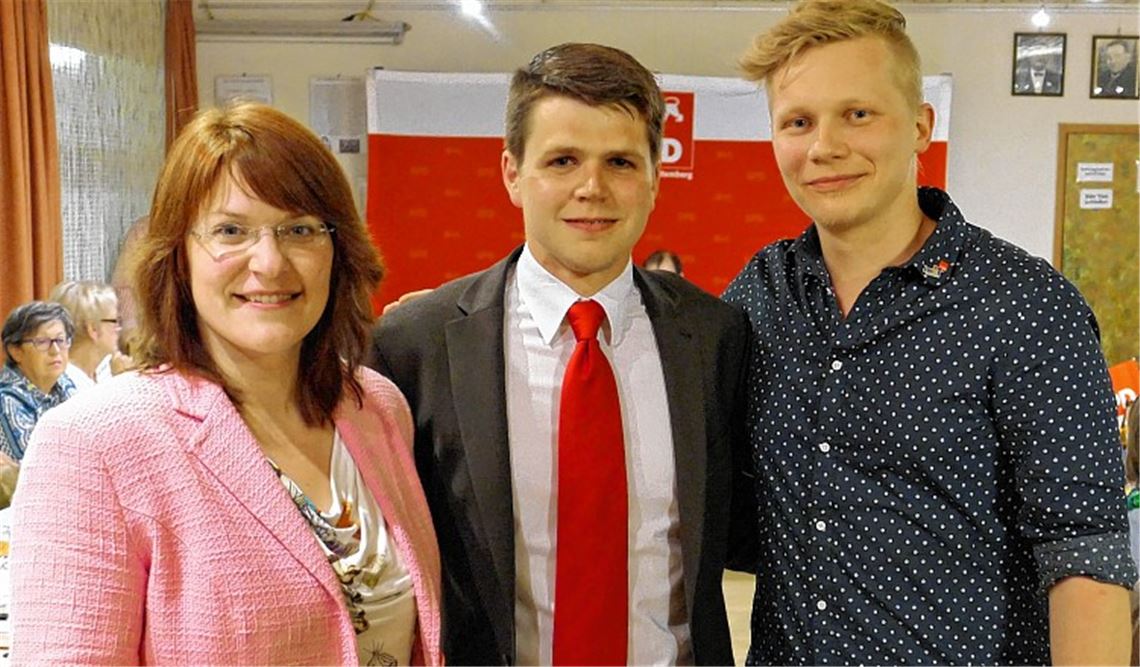 Jung und dynamisch setzen sie sich an die Spitze der Enzkreis-SPD: der neue Vorsitzende Nils Nonnenmacher aus Remchingen (Mitte) und seine beiden Stellvertreter Dr. Sigune Wieland aus Straubenhardt und Paul Renner aus Mühlacker. Foto: Roth